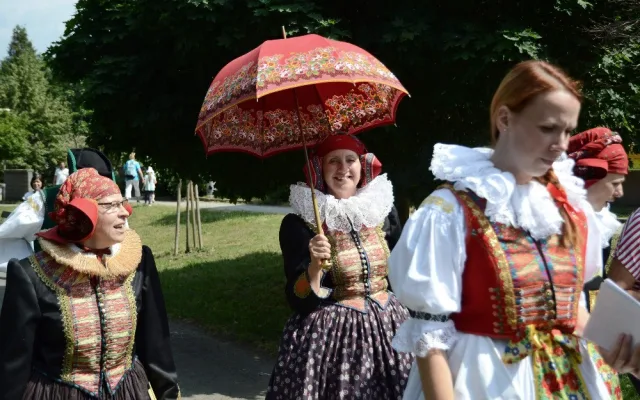 FOTO: Přerovští Hanáci se vypravili do ulic v krojích, zvali na nadcházající víkendový festival