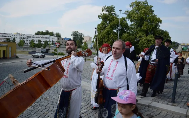 FOTO: Přerovští Hanáci se vypravili do ulic v krojích, zvali na nadcházající víkendový festival