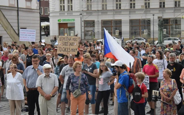 FOTO/VIDEO: Na Horním náměstí se sešli lidé, aby demonstrovali proti vládě Babiše a Zemana