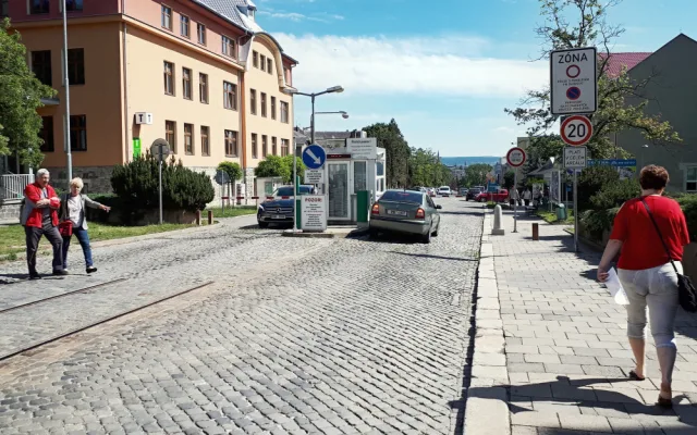 FOTO: V olomoucké fakultce funguje nový vjezdový a parkovací systém