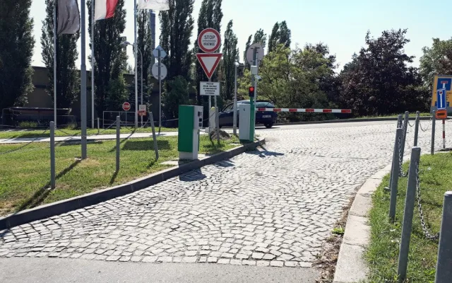 FOTO: V olomoucké fakultce funguje nový vjezdový a parkovací systém