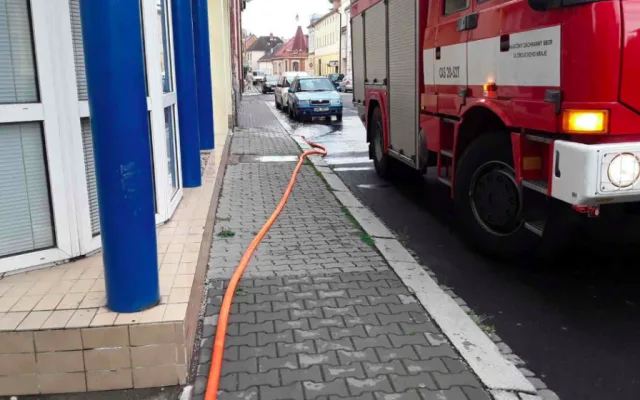 FOTO: Hasiči na severu Moravy vyjížděli kvůli bouřkám. Voda tam zaplavovala sklepy i transfuzní stanici