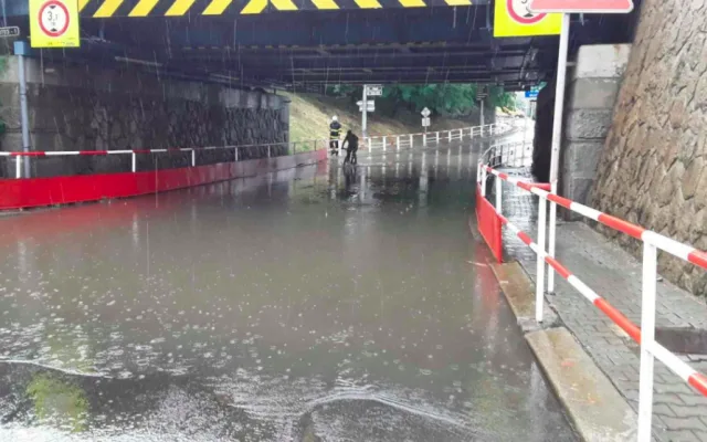FOTO: Hasiči na severu Moravy vyjížděli kvůli bouřkám. Voda tam zaplavovala sklepy i transfuzní stanici