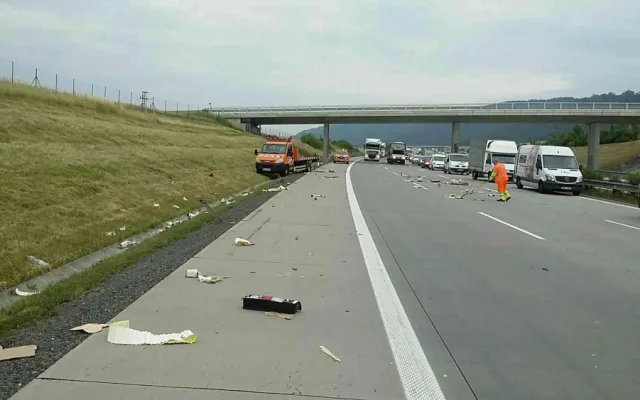 FOTO: Dodávka narazila do vozidla silničářů, zraněného řidiče museli vyprostit hasiči