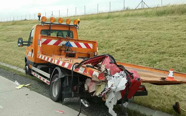 FOTO: Dodávka narazila do vozidla silničářů, zraněného řidiče museli vyprostit hasiči