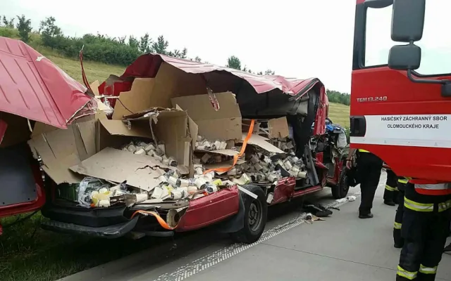 FOTO: Dodávka narazila do vozidla silničářů, zraněného řidiče museli vyprostit hasiči
