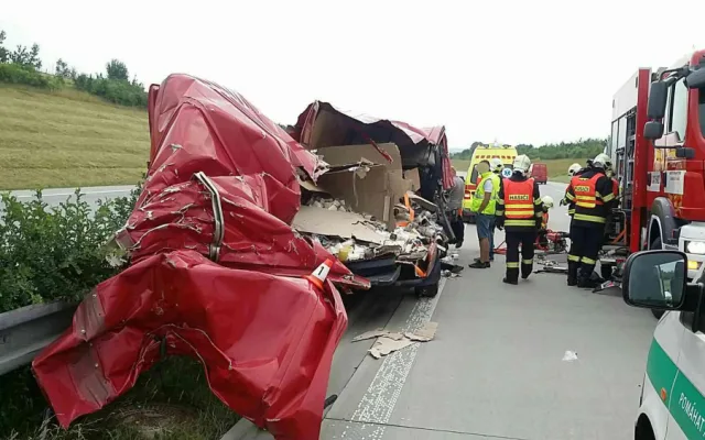 FOTO: Dodávka narazila do vozidla silničářů, zraněného řidiče museli vyprostit hasiči