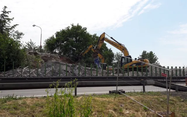 FOTO/VIDEO: Na dálnici u Olšan byl zbourán most, uzavírka dálnice trvala šestnáct hodin