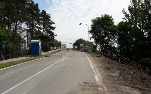 FOTO/VIDEO: Na dálnici u Olšan byl zbourán most, uzavírka dálnice trvala šestnáct hodin