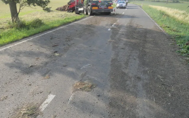 Řidič kamionu se dřevem nevybral zatáčku a skončil s vysypaným nákladem v poli