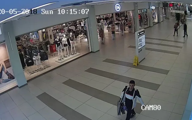 FOTO: Zloděj odstranil na více jak dvaceti kusech oblečení čipy a ukradl je. Policie po něm nyní pátrá