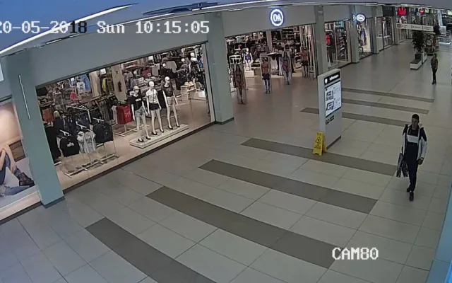 FOTO: Zloděj odstranil na více jak dvaceti kusech oblečení čipy a ukradl je. Policie po něm nyní pátrá