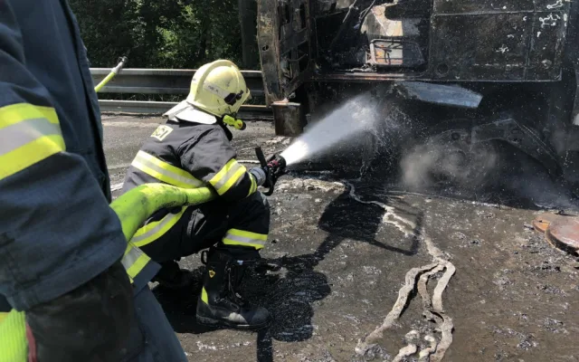Motorka se čelně střetla s náklaďákem. Náklaďák začal hořet, motorkář zemřel