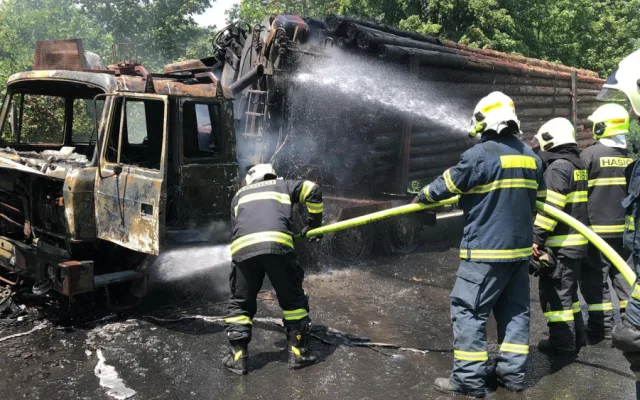 Motorka se čelně střetla s náklaďákem. Náklaďák začal hořet, motorkář zemřel