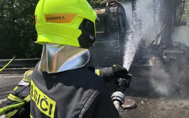 Motorka se čelně střetla s náklaďákem. Náklaďák začal hořet, motorkář zemřel