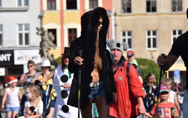 FOTOGALERIE: Centrem se prohnali lyžaři, bobaři i zimní Borati. Běžel se další ročník Půlvánočního běhu