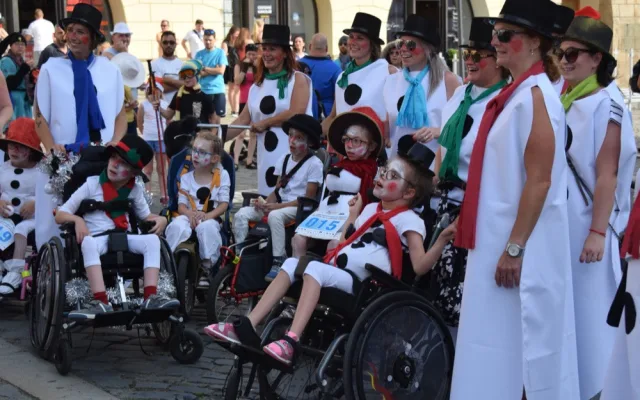 FOTOGALERIE: Centrem se prohnali lyžaři, bobaři i zimní Borati. Běžel se další ročník Půlvánočního běhu