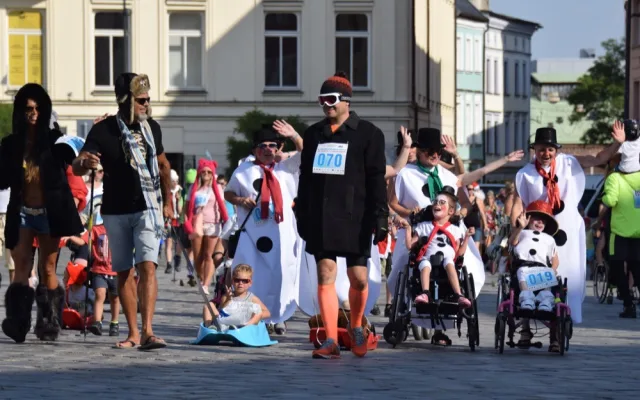 FOTOGALERIE: Centrem se prohnali lyžaři, bobaři i zimní Borati. Běžel se další ročník Půlvánočního běhu