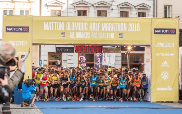 FOTOGALERIE: Každý z běžců je vítěz! Podívejte se na fotky ze včerejšího půlmaratonu