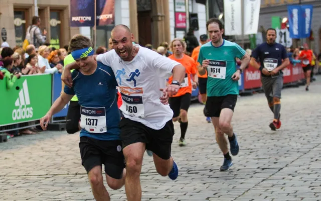 FOTOGALERIE: Každý z běžců je vítěz! Podívejte se na fotky ze včerejšího půlmaratonu
