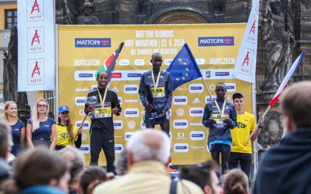 FOTOGALERIE: Každý z běžců je vítěz! Podívejte se na fotky ze včerejšího půlmaratonu