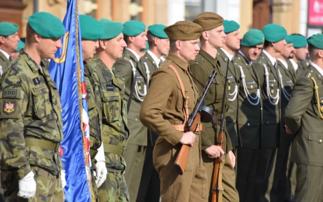 FOTO: Na Horním náměstí se to hemžilo vojáky, probíhal Den ozbrojených sil