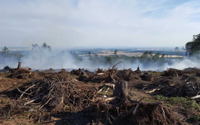 FOTO: Hasiči od odpoledne likvidují požár ve Vojenském prostoru Libavá