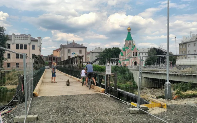 FOTO: Kompletně uzavřený most v Komenského ulici nahradila provizorní lávka