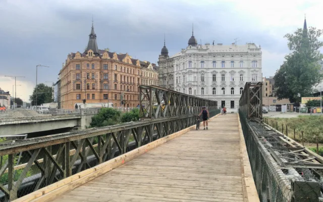 FOTO: Kompletně uzavřený most v Komenského ulici nahradila provizorní lávka