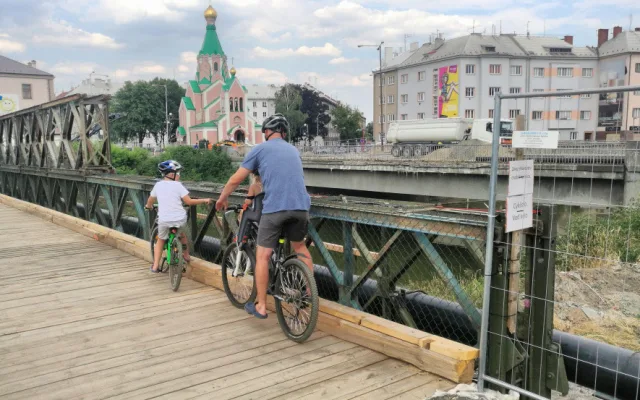 FOTO: Kompletně uzavřený most v Komenského ulici nahradila provizorní lávka
