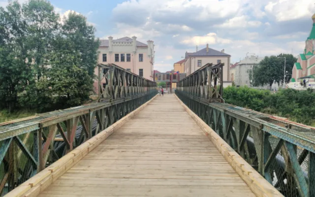 FOTO: Kompletně uzavřený most v Komenského ulici nahradila provizorní lávka