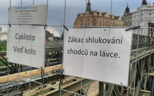 FOTO: Kompletně uzavřený most v Komenského ulici nahradila provizorní lávka