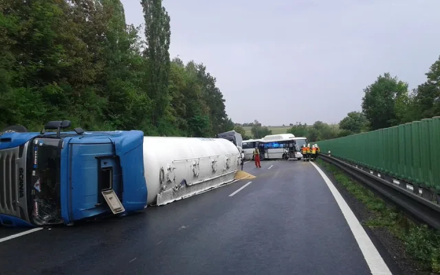 FOTO: Rekapitulace osmi dopravních nehod, ke kterým došlo v úterý na dálnici D46
