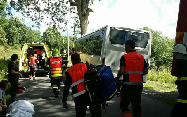 AKTUÁLNĚ: Na Olomoucku narazil autobus do stromu, zranilo se jedenáct lidí