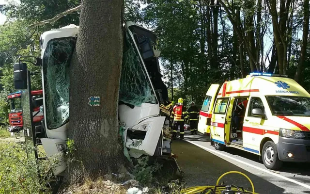 AKTUÁLNĚ: Na Olomoucku narazil autobus do stromu, zranilo se jedenáct lidí