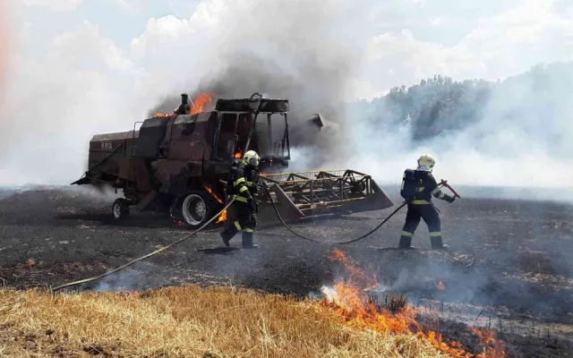FOTO: Hasiči likvidovali požár kombajnu na poli, stroj kompletně shořel