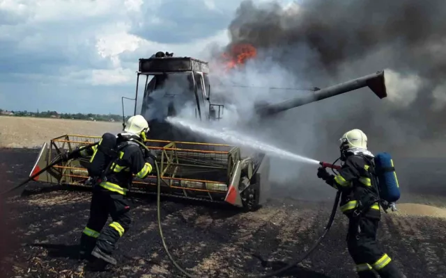 FOTO: Hasiči likvidovali požár kombajnu na poli, stroj kompletně shořel