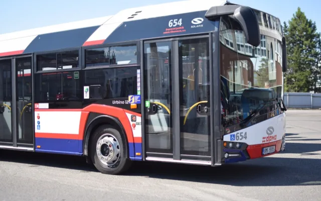 FOTO: Dopravní podnik má osm nových autobusů Solaris Urbino 12. Letos přibudou ještě nové tramvaje