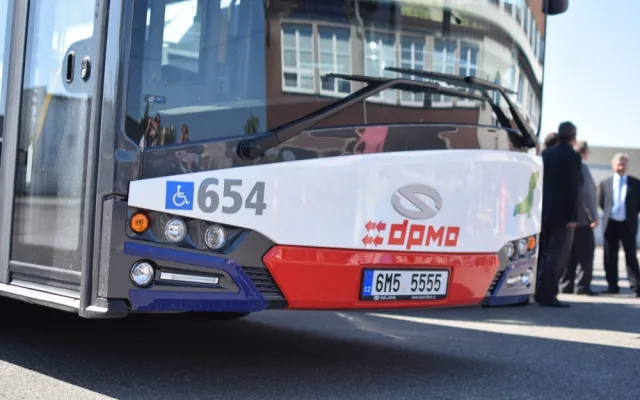 FOTO: Dopravní podnik má osm nových autobusů Solaris Urbino 12. Letos přibudou ještě nové tramvaje