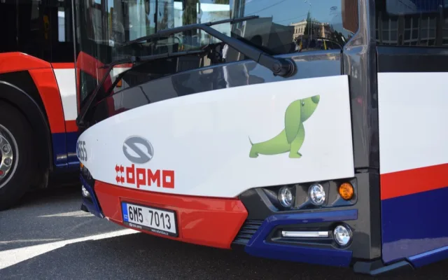 FOTO: Dopravní podnik má osm nových autobusů Solaris Urbino 12. Letos přibudou ještě nové tramvaje
