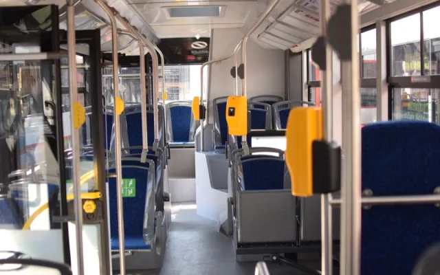 FOTO: Dopravní podnik má osm nových autobusů Solaris Urbino 12. Letos přibudou ještě nové tramvaje