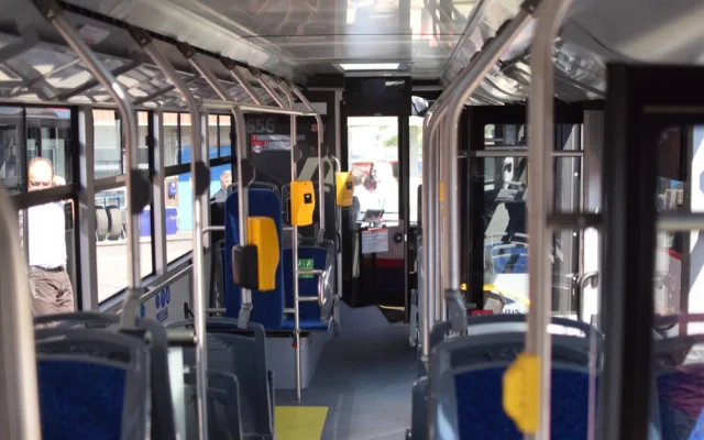 FOTO: Dopravní podnik má osm nových autobusů Solaris Urbino 12. Letos přibudou ještě nové tramvaje