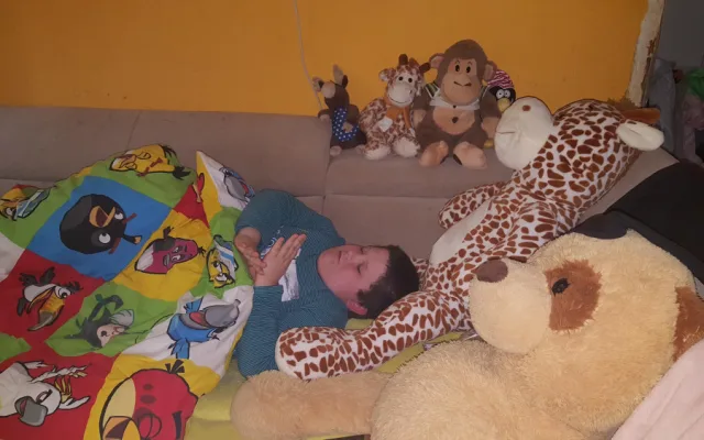 Matka sama pečuje o syna s autismem. Nyní jim hrozí, že přijdou o střechu nad hlavou