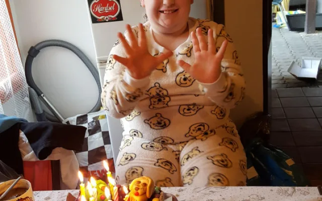 Matka sama pečuje o syna s autismem. Nyní jim hrozí, že přijdou o střechu nad hlavou