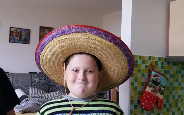 Matka sama pečuje o syna s autismem. Nyní jim hrozí, že přijdou o střechu nad hlavou