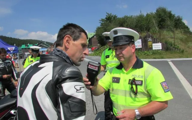 Policisté se na Červenohorském sedle zaměřili na motorkáře. Pokutovali jich třicet, jeden jel do zatáček i 170 km/h