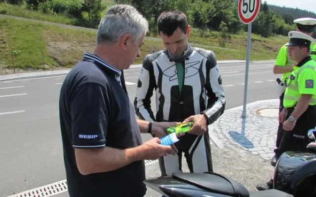 Policisté se na Červenohorském sedle zaměřili na motorkáře. Pokutovali jich třicet, jeden jel do zatáček i 170 km/h