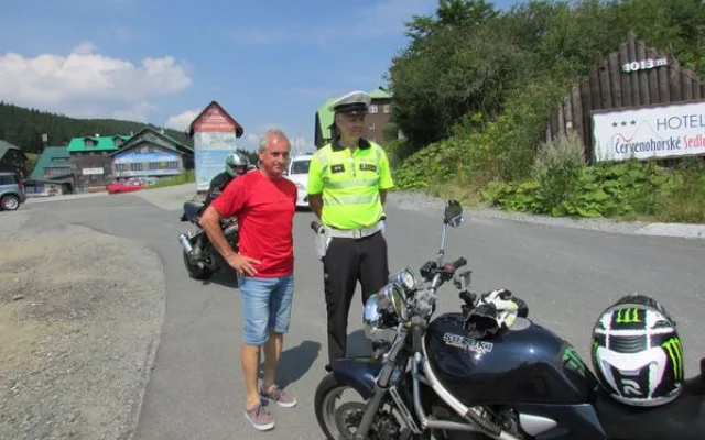 Policisté se na Červenohorském sedle zaměřili na motorkáře. Pokutovali jich třicet, jeden jel do zatáček i 170 km/h