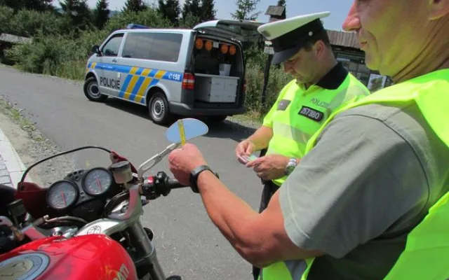 Policisté se na Červenohorském sedle zaměřili na motorkáře. Pokutovali jich třicet, jeden jel do zatáček i 170 km/h