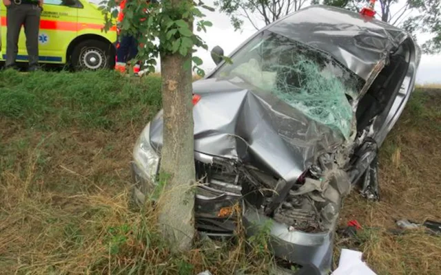 Dva řidiči začali současně předjíždět, jeden z nich skončil po vytlačení ze silnice ve stromě. Druhý ujel